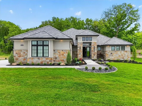 $2,100,000 | 8612 Westridge Court, Parkville, MO 64152