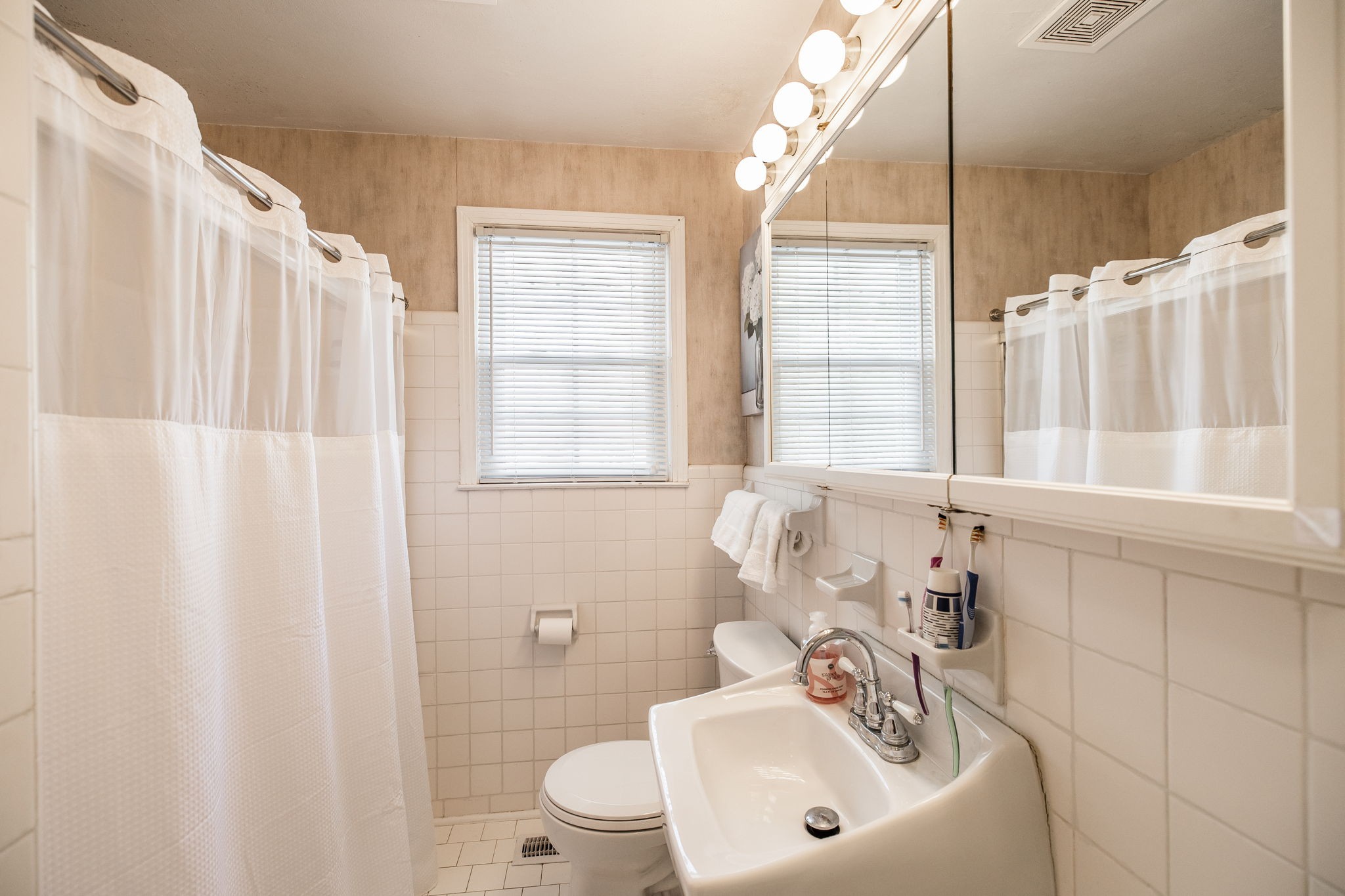 926 Hart Street Gallatin, TN 37066 - Photo 22 of 53 a bathroom with a sink a toilet and a mirror