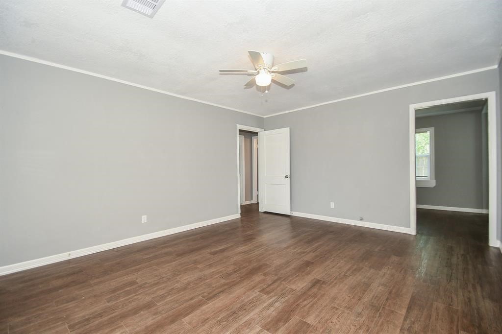 7334 Mountbatten Road Houston, TX 77033 - Photo 5 of 28 Gallery Image 5