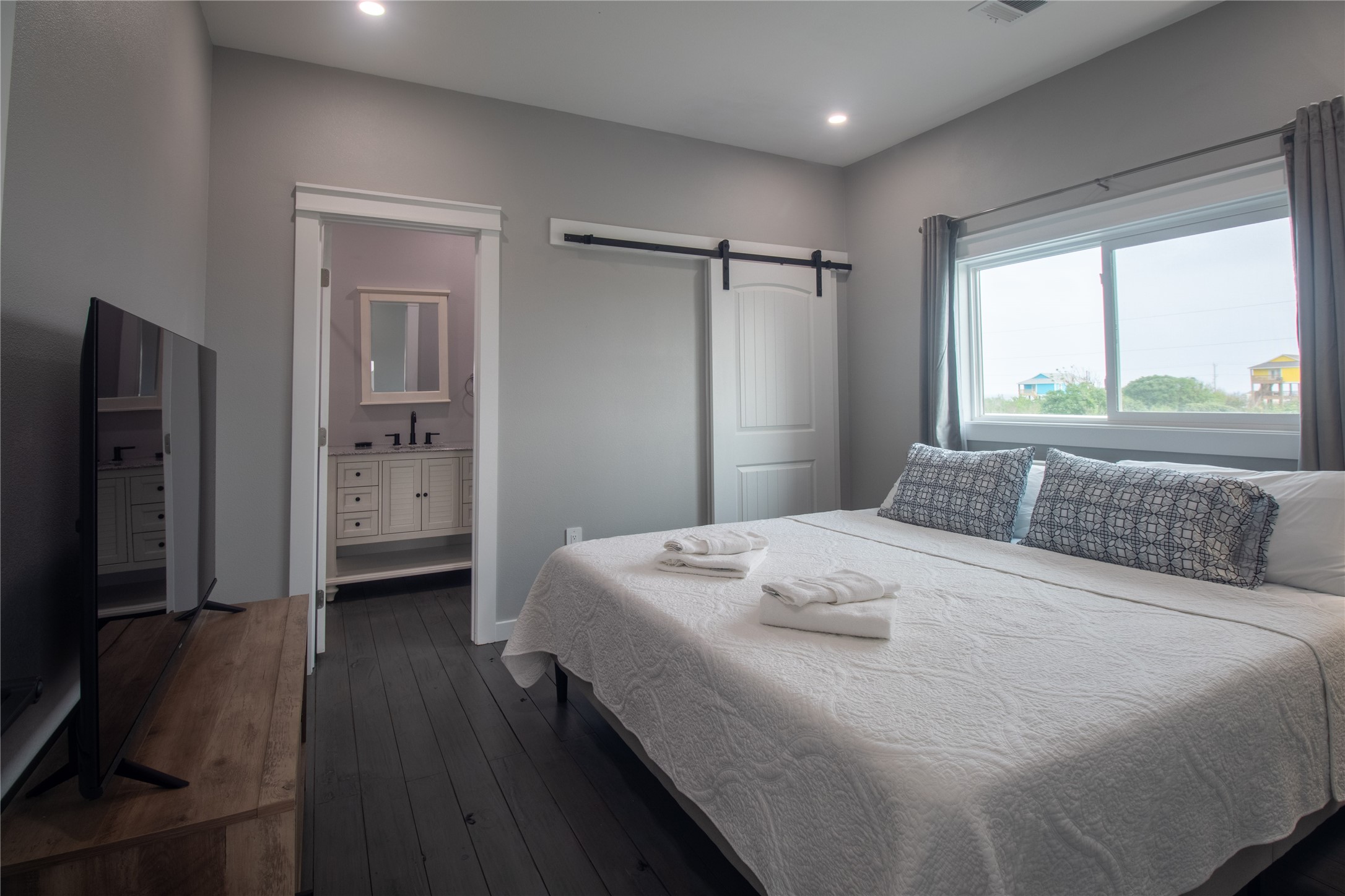 1040 Johnson Road Port Bolivar, TX 77650 - Photo 22 of 49 a bedroom with a bed and a flat tv screen