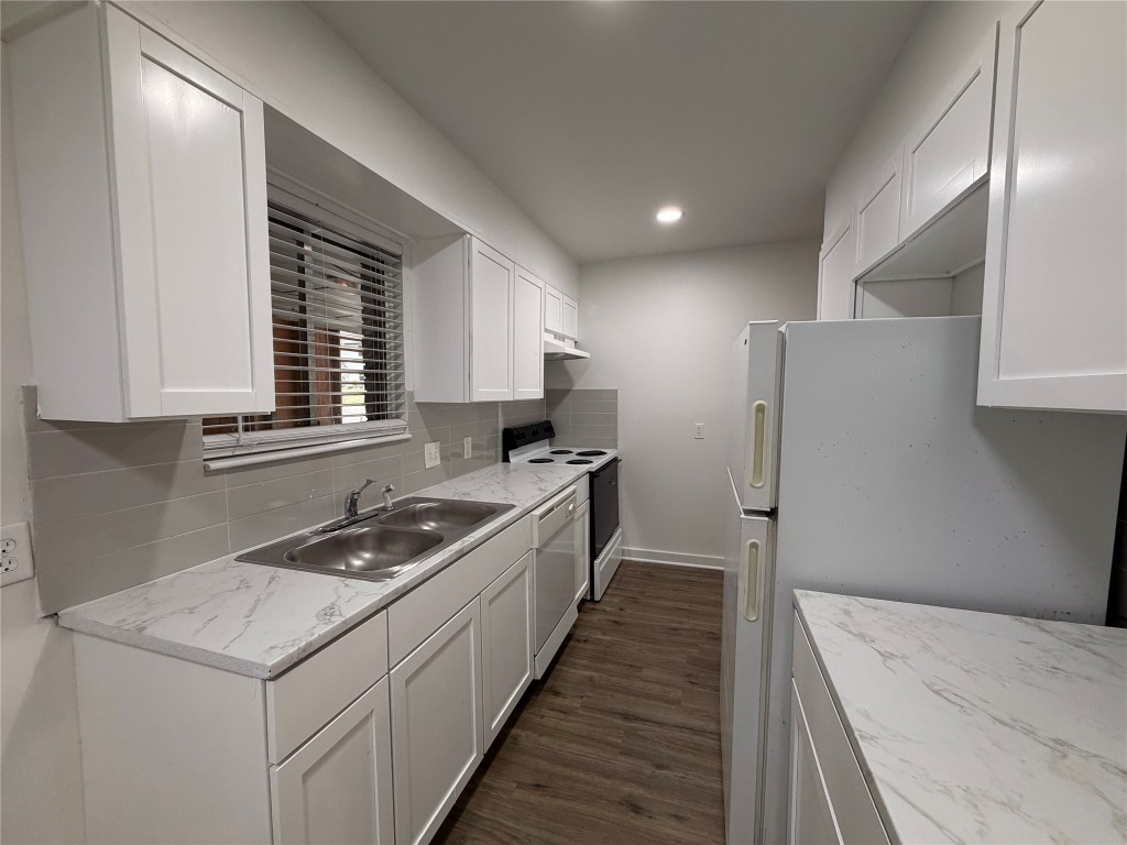2308 Alta Vista Avenue, Unit B Austin, TX 78704 - Photo 6 of 23 a kitchen with a sink stove and refrigerator
