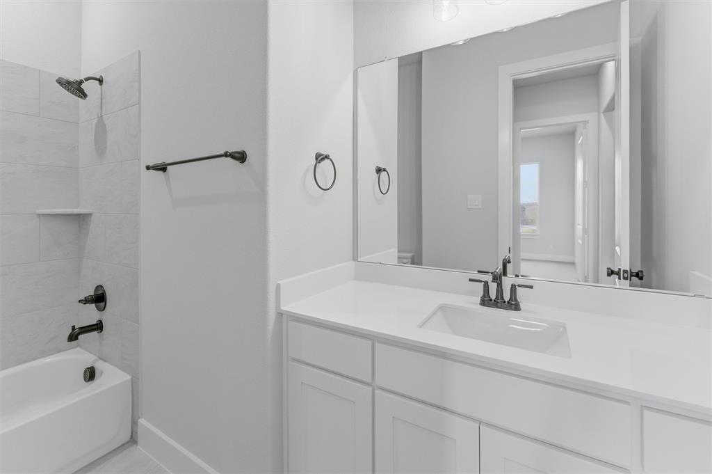 814 Vly Rdg Road Van Alstyne, TX 75495 - Photo 8 of 24 a bathroom with a tub a sink and mirror