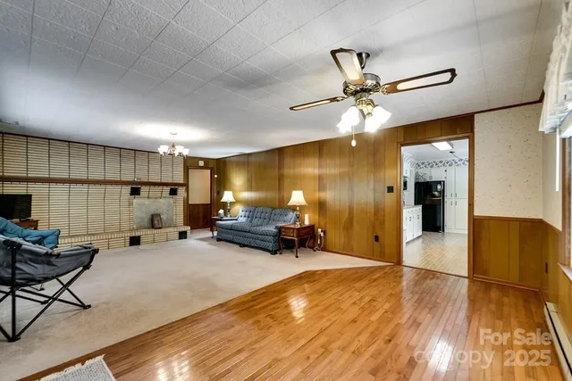a view of a livingroom with furniture and a ceiling fan