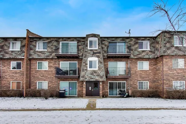 $249,995 | 9381 Bay Colony Drive, Unit 3N, Des Plaines, IL 60016