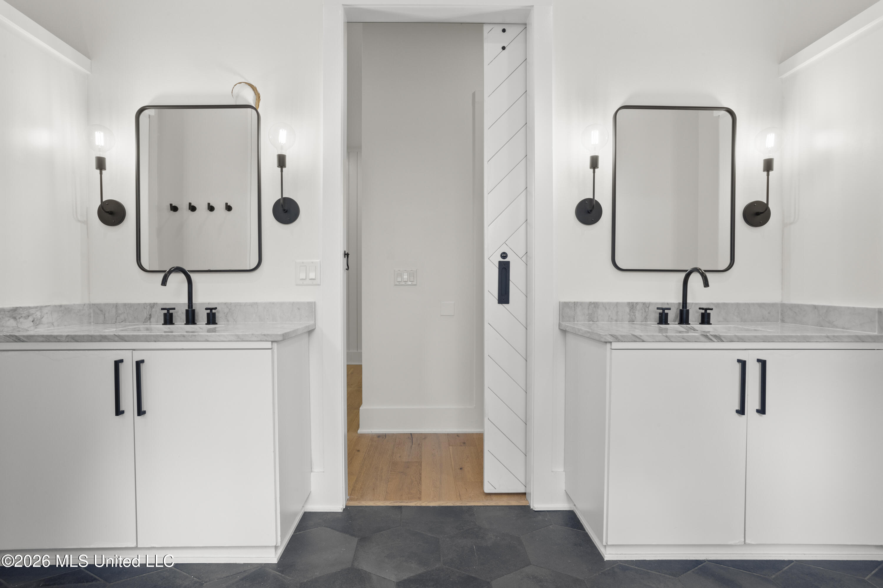 305 Beach Hill Road Ocean Springs, MS 39564 - Photo 27 of 63 Ensuite Bath