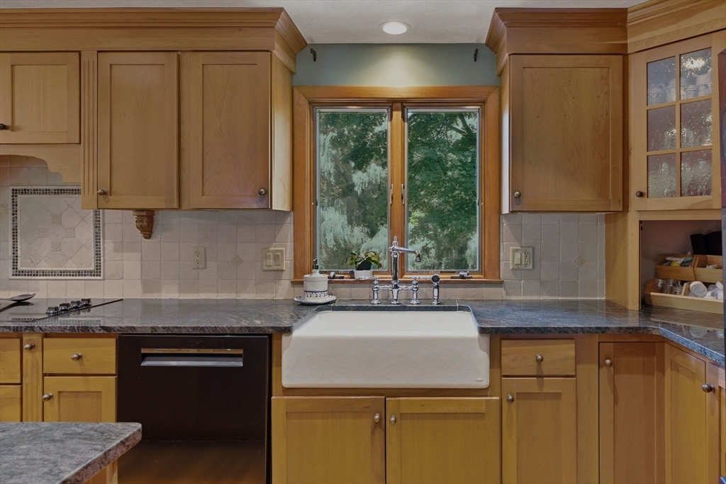 41 Brook Street Wakefield, MA 01880 - Photo 7 of 42 Gallery Image 7