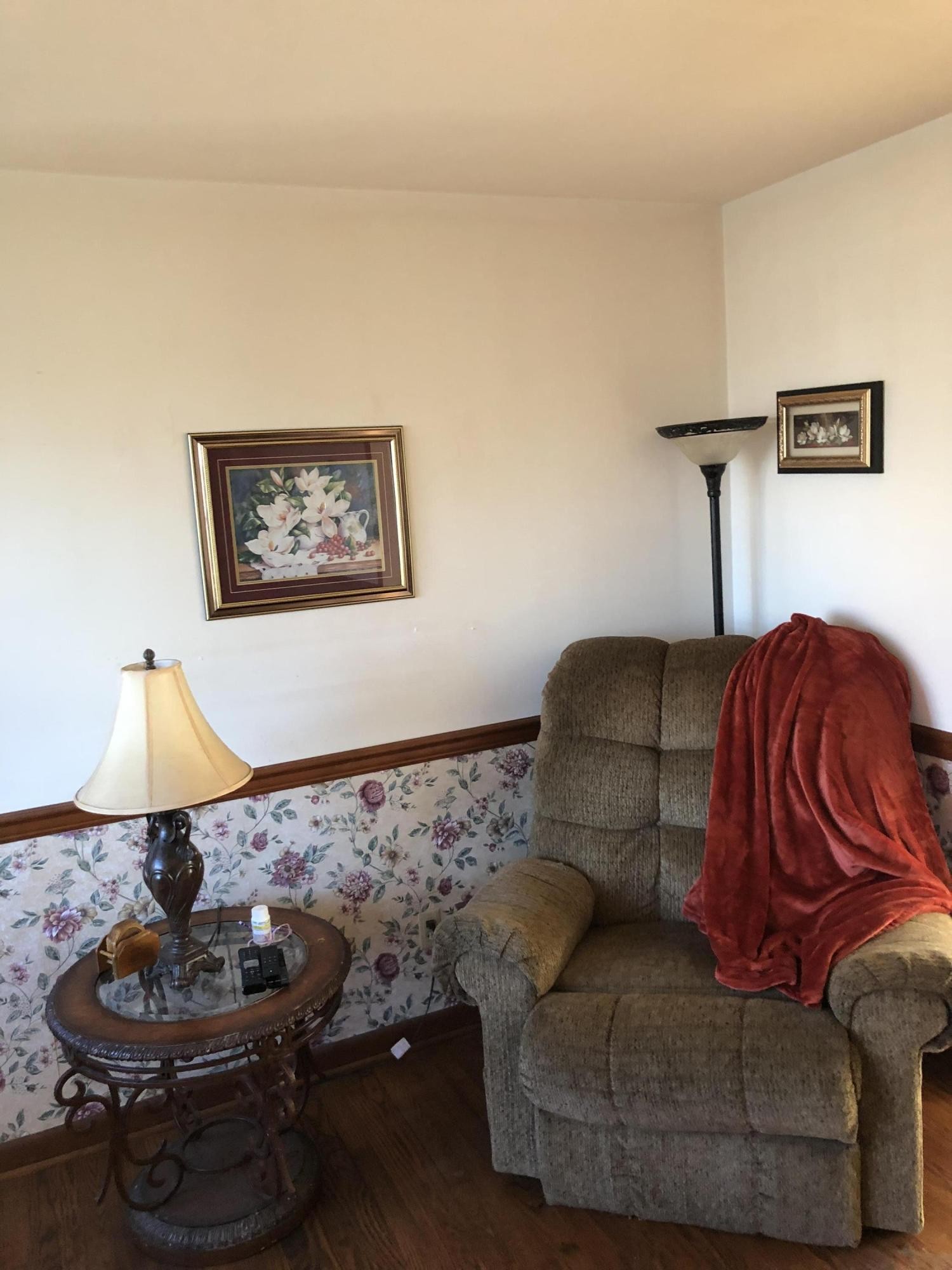 5313 Bluefield Road Knoxville, TN 37921 - Photo 18 of 18 a living room with furniture and a lamp