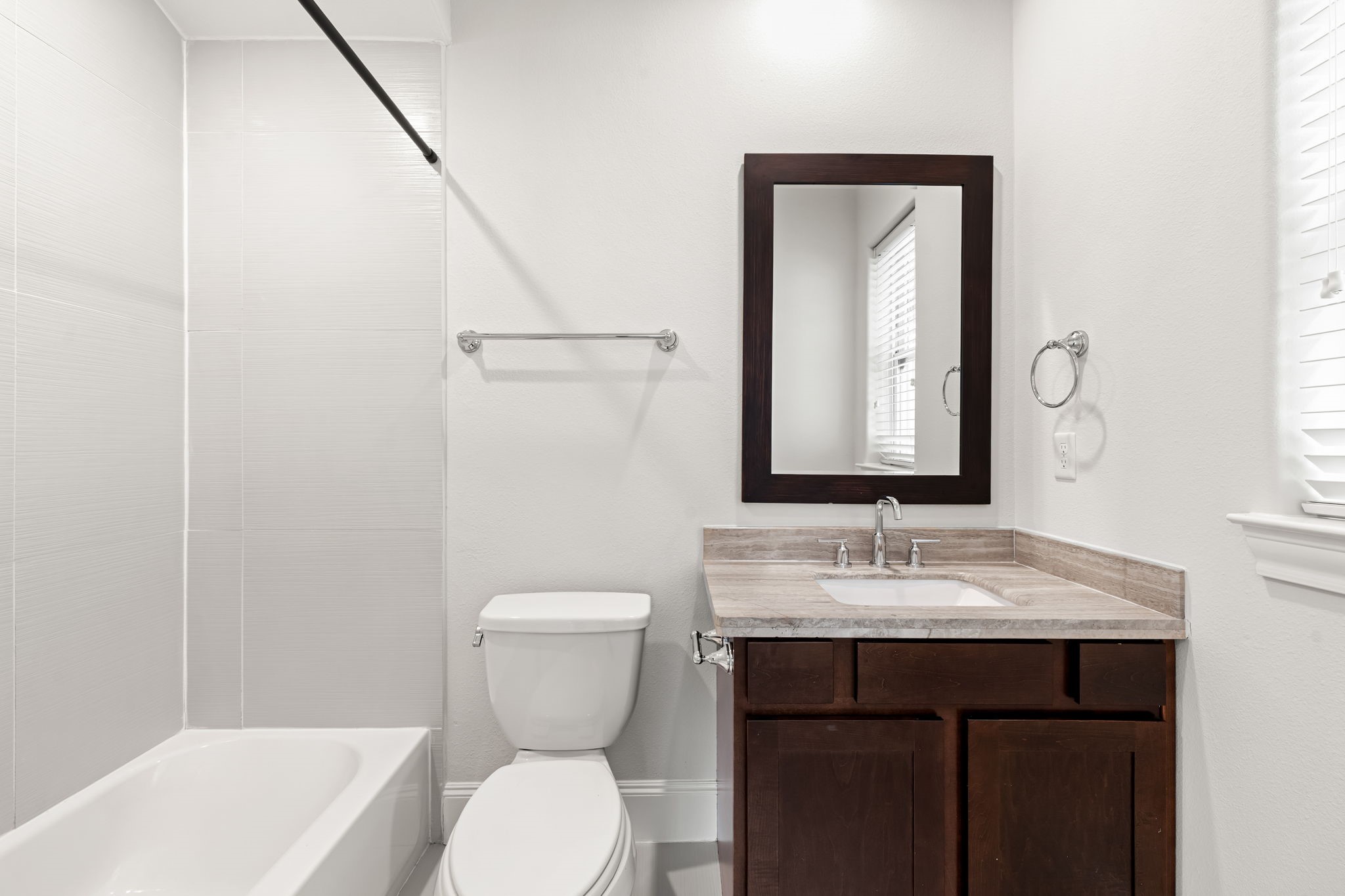 5621 Cohn Meadow Lane Houston, TX 77007 - Photo 19 of 35 Full bathroom located on the 3rd floor.