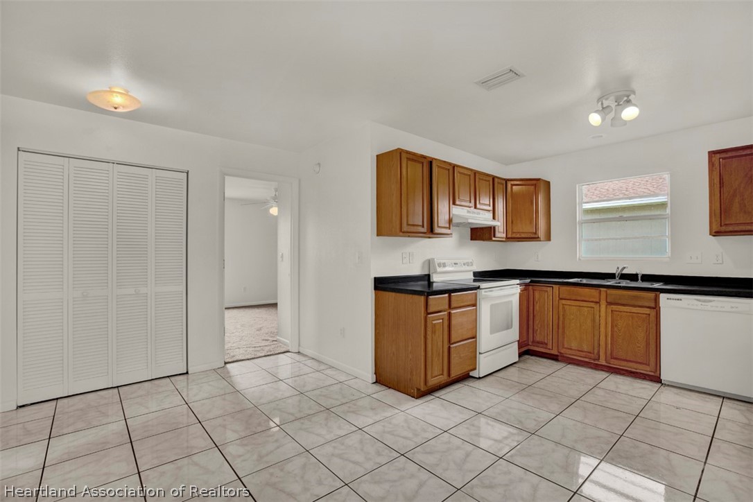 3533 Cemetery Road Sebring, FL 33870 - Photo 3 of 21 a kitchen with stainless steel appliances granite countertop a refrigerator and a sink