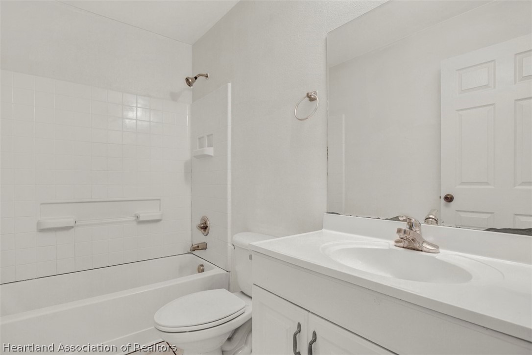 3533 Cemetery Road Sebring, FL 33870 - Photo 10 of 21 a bathroom with a sink a toilet and shower