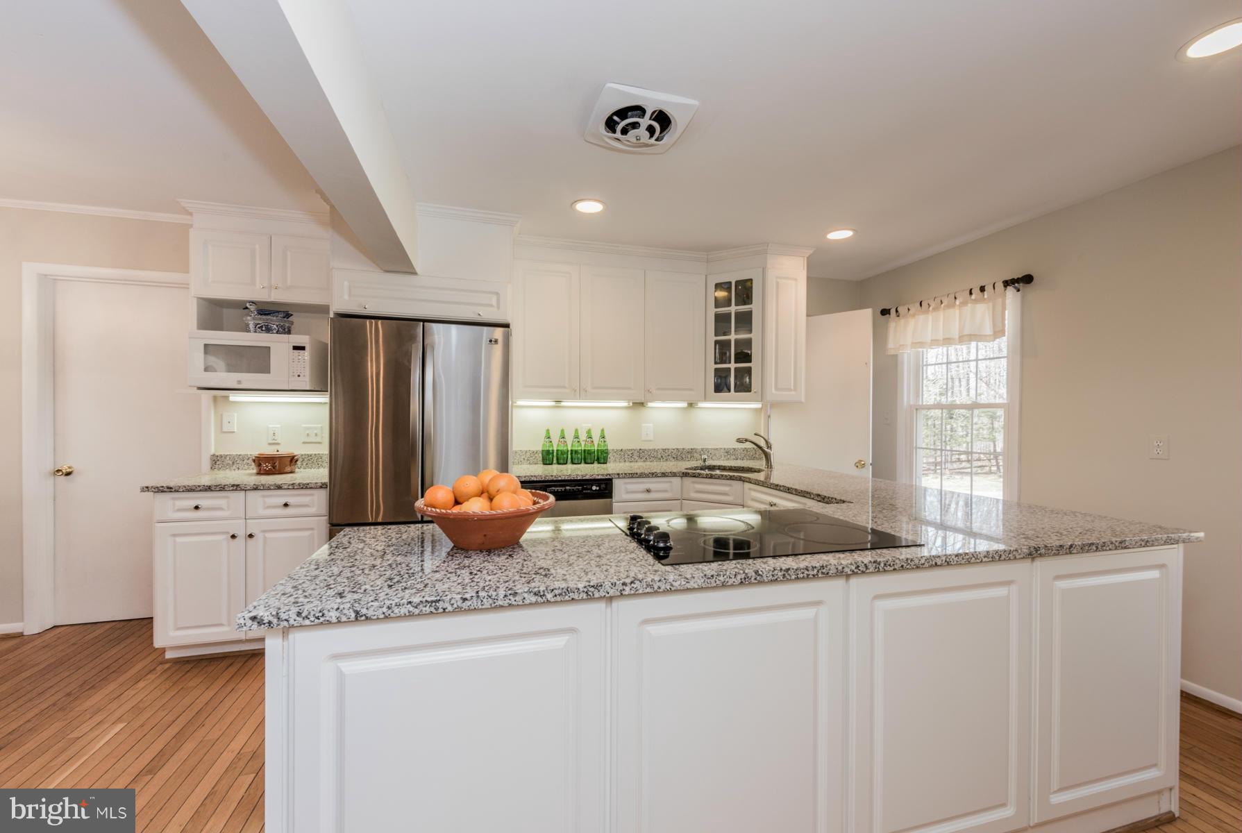 13602 Royal Crest Road Phoenix, MD 21131 - Photo 10 of 29 a kitchen with granite countertop cabinets and refrigerator