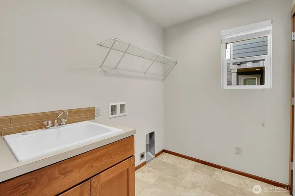 a view of a back yard