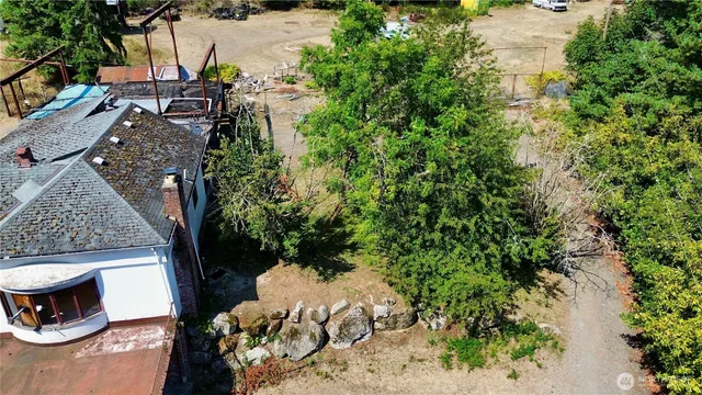 a view of a backyard with sitting area and furniture