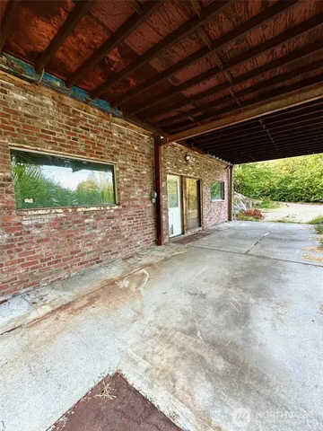 a view of empty room with a fireplace