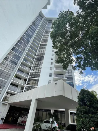 $2,700 | 18181 Northeast 31st Court, Unit 305, Aventura, FL 33160