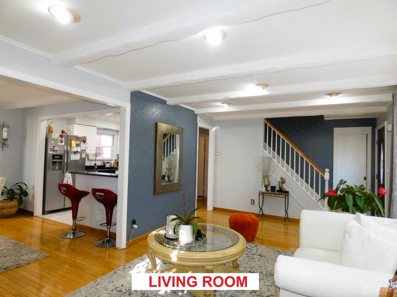 412 Chain O' Hills Road Colonia, NJ 07067 - Photo 5 of 34 a living room with furniture and a potted plant