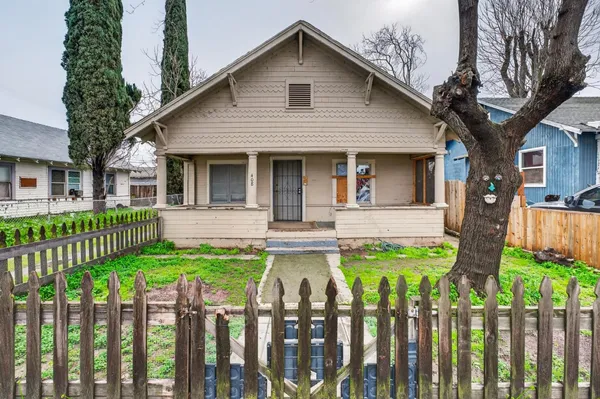 $299,999 | 408 J Street, Modesto, CA 95351