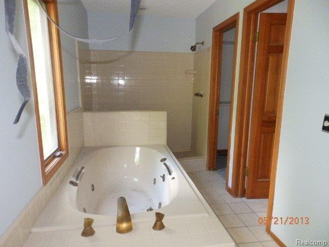 1780 Ridge Road White Lake, MI 48383 - Photo 8 of 14 MASTER BATH(1).JPG