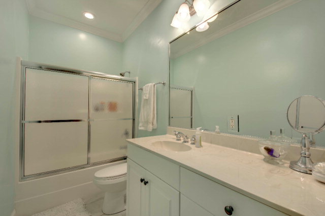 6 Quail Run Brunswick, GA 31525 - Photo 15 of 21 Guest Bath