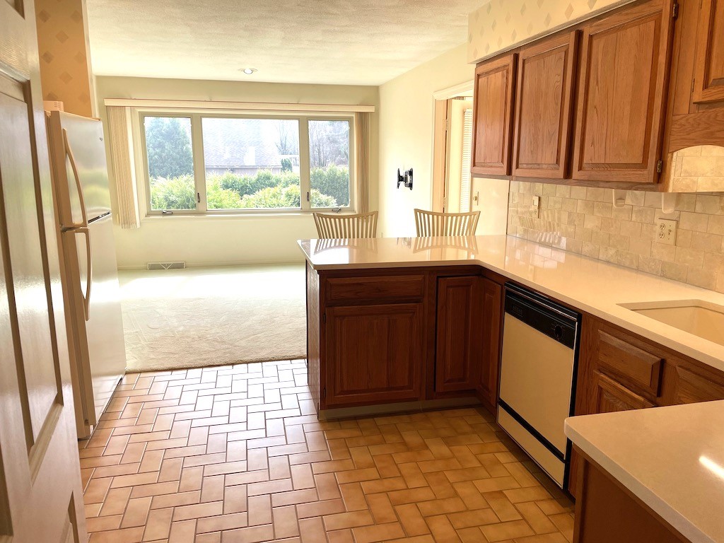 141 Sturbridge Drive Warwick, RI 02886 - Photo 2 of 28