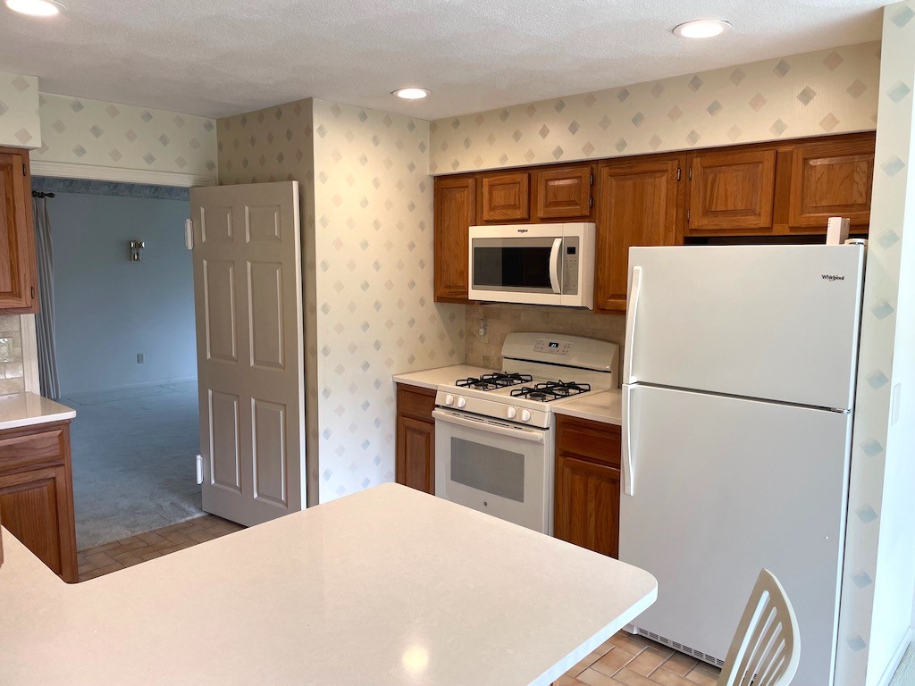 141 Sturbridge Drive Warwick, RI 02886 - Photo 3 of 28