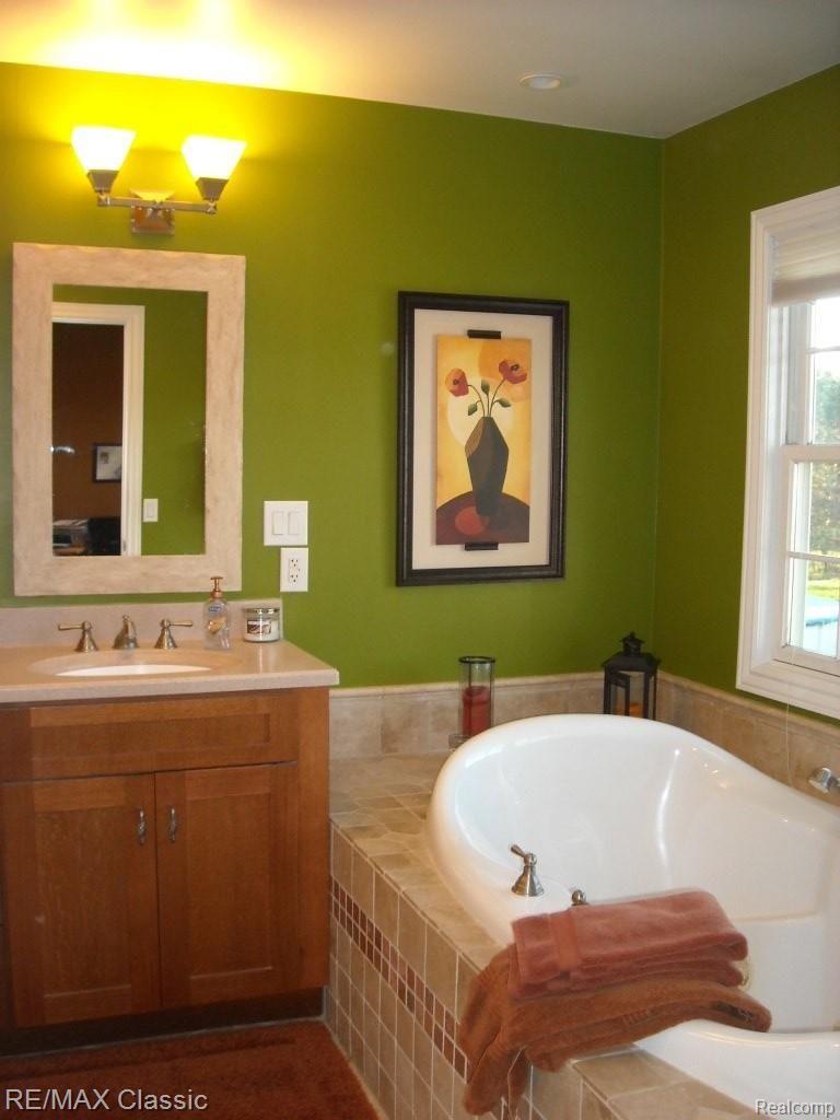 2817 Curdy Road Howell, MI 48855 - Photo 11 of 25 MASTER BATH