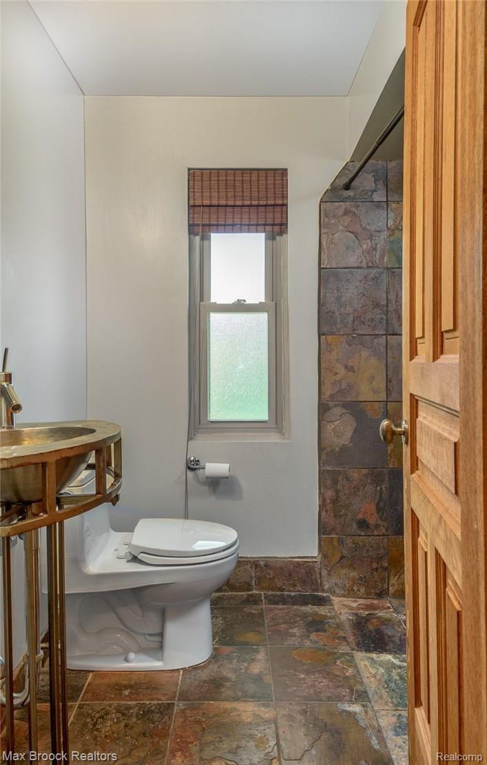 911 North Adams Road Birmingham, MI 48009 - Photo 11 of 15 Upper Level Bathroom
