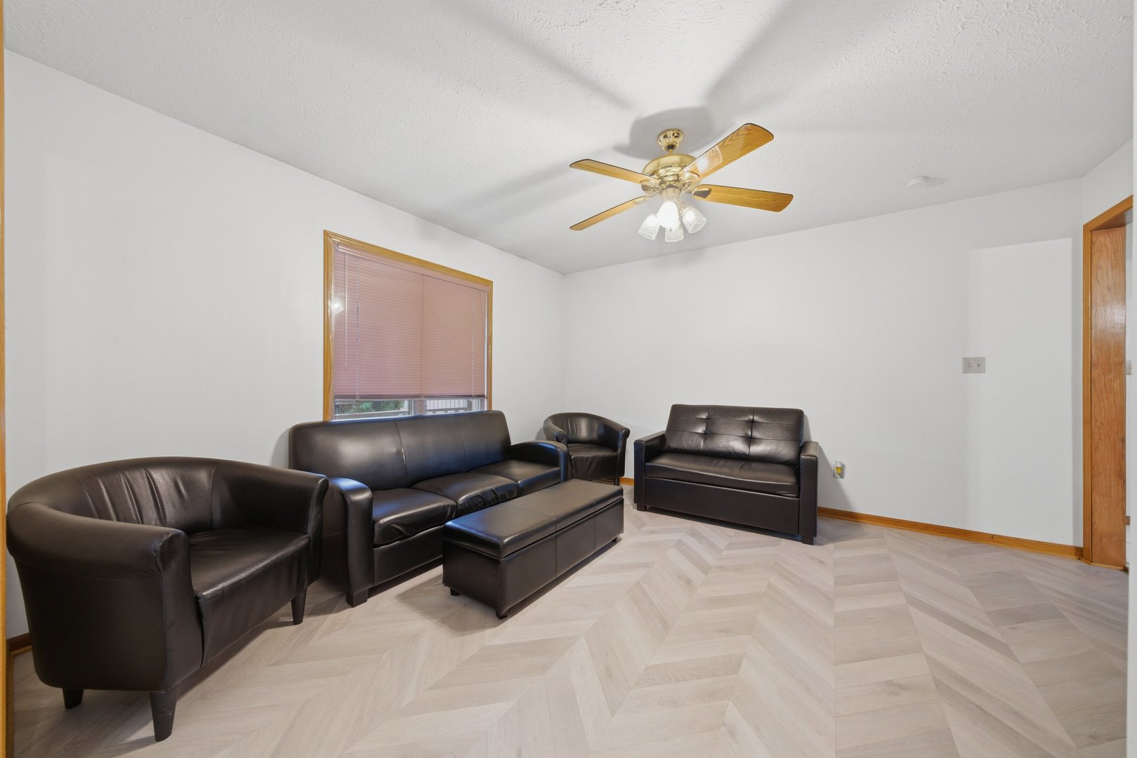 1016 North 7th Street Rochelle, IL 61068 - Photo 4 of 39 a living room with furniture and a chandelier