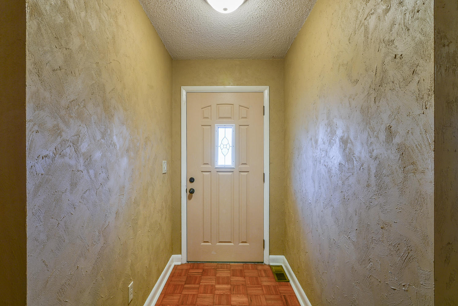 582 V I Ranch Road Bristol, TN 37620 - Photo 2 of 37 582 V I Ranch entry foyer