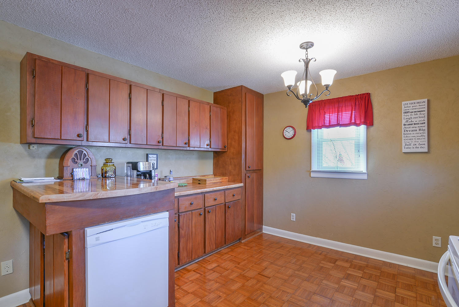 582 V I Ranch Road Bristol, TN 37620 - Photo 4 of 37 582 V I Ranch kitchen dining 2