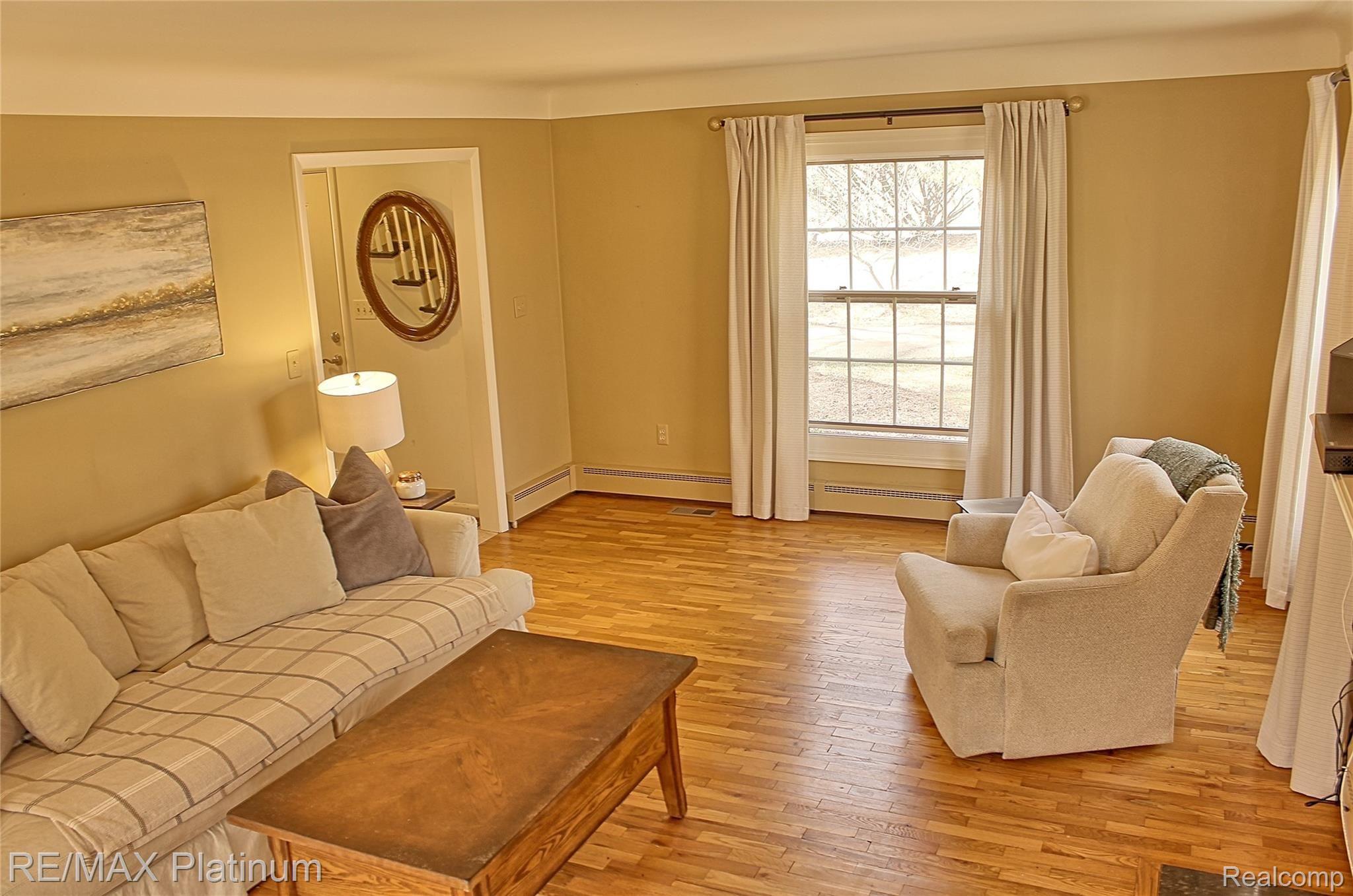 625 Spring Valley Road Ann Arbor, MI 48105 - Photo 9 of 75 LivingDor2.jpg