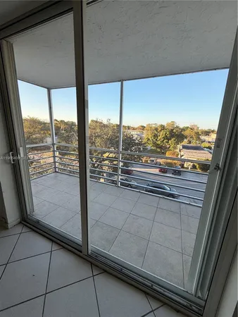 $1,990 | 1830 Dixianna Street, Unit 406, Hollywood, FL 33020