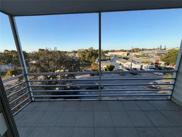 $1,990 | 1830 Dixianna Street, Unit 406, Hollywood, FL 33020