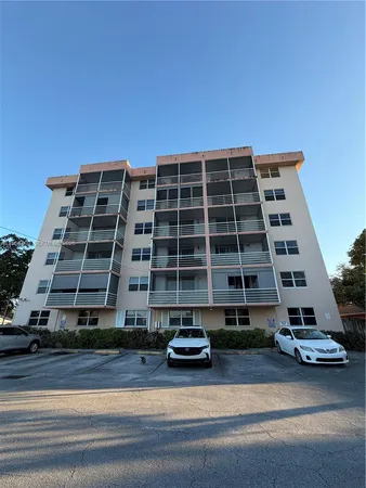 $1,990 | 1830 Dixianna Street, Unit 406, Hollywood, FL 33020