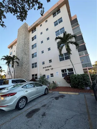 $1,990 | 1830 Dixianna Street, Unit 406, Hollywood, FL 33020