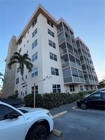 $1,990 | 1830 Dixianna Street, Unit 406, Hollywood, FL 33020