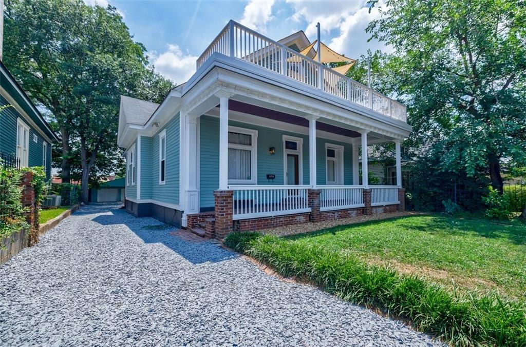 a view of front of a house with a yard