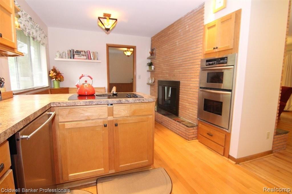321 William Road Rochester, MI 48307 - Photo 8 of 24 Updated Kitchen