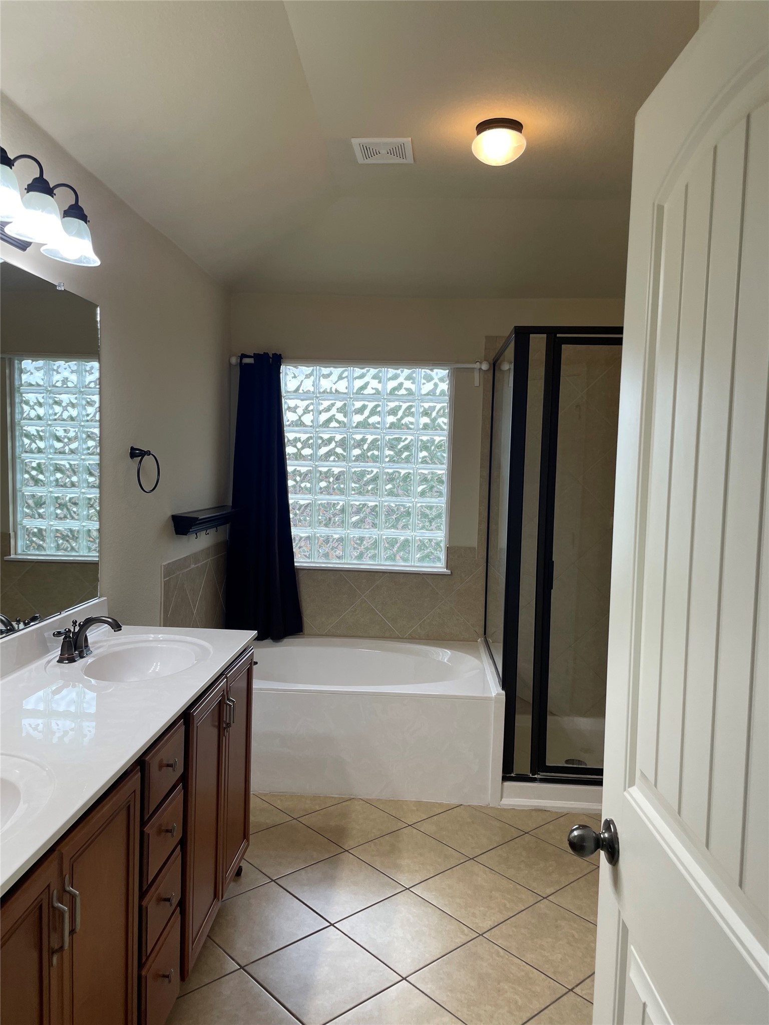 102 Sandy Lyle Cove Round Rock, TX 78664 - Photo 23 of 38 a bathroom with a bathtub sink and mirror