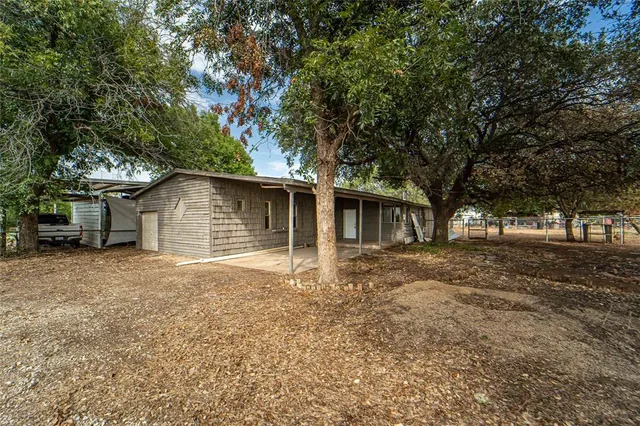 a house view with backyard space