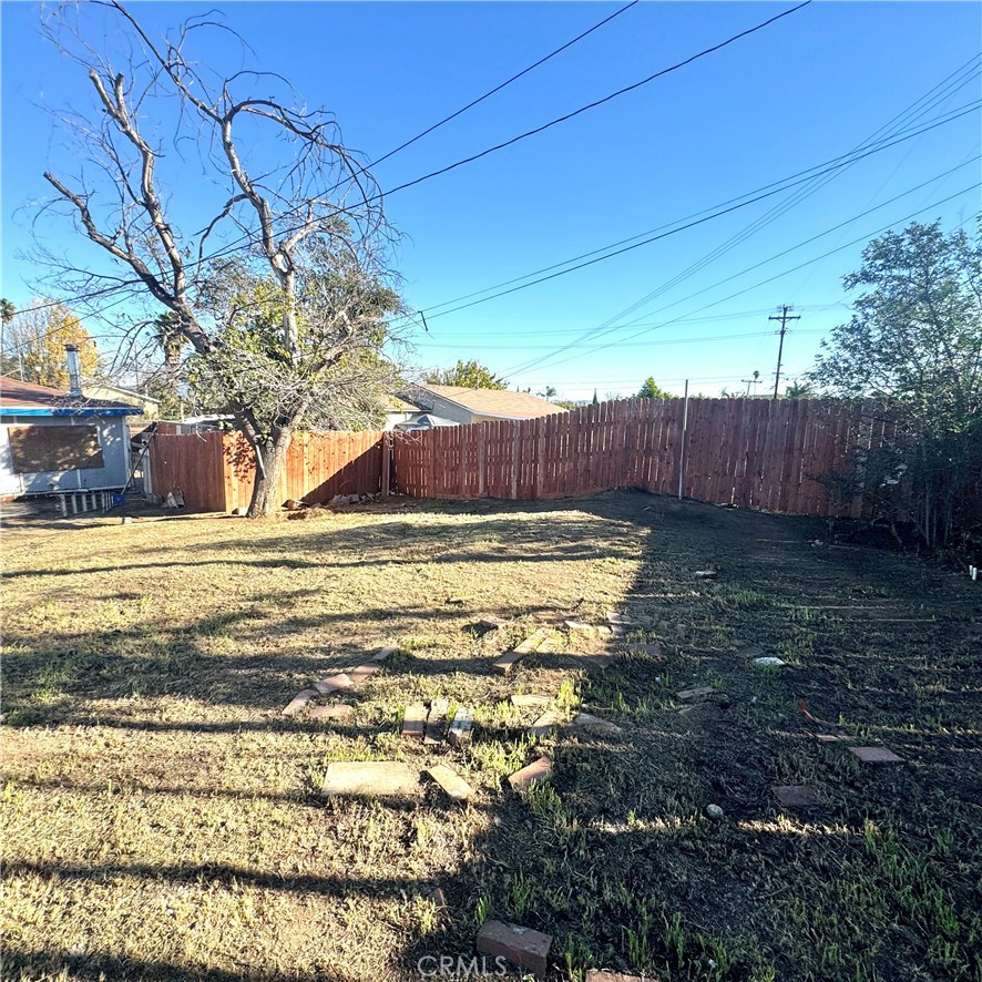 5642 Babb Avenue Riverside, CA 92503 - Photo 25 of 41 a view of a backyard of the house