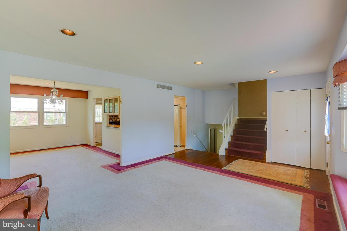 6500 Gardenwick Road Baltimore, MD 21209 - Photo 9 of 30 Living Room