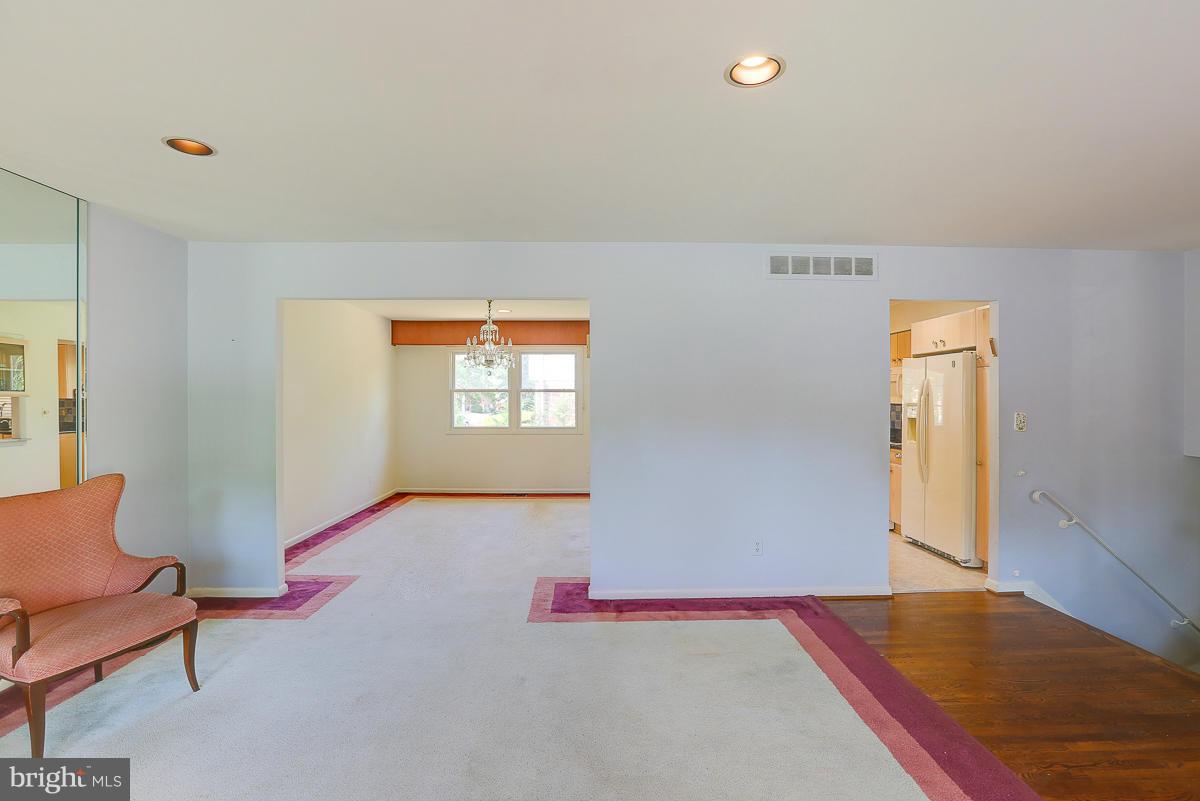 6500 Gardenwick Road Baltimore, MD 21209 - Photo 10 of 30 Living Room