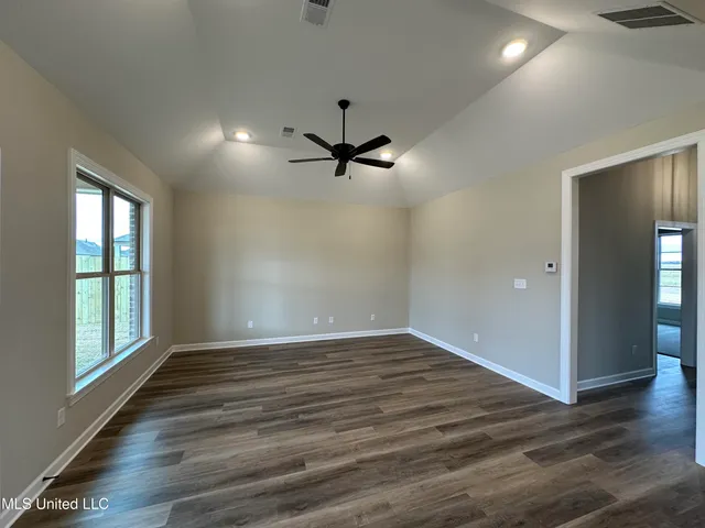 $292,500 | 3041 School Loop Rd Lake, Lake Cormorant, MS 38641