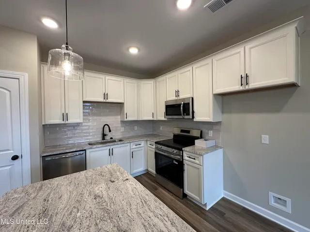 $292,500 | 3041 School Loop Rd Lake, Lake Cormorant, MS 38641