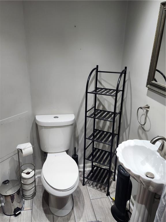 2000 Arbor Ridge Court Cheswick, PA 15024 - Photo 21 of 26 a bathroom with a toilet a sink and a mirror