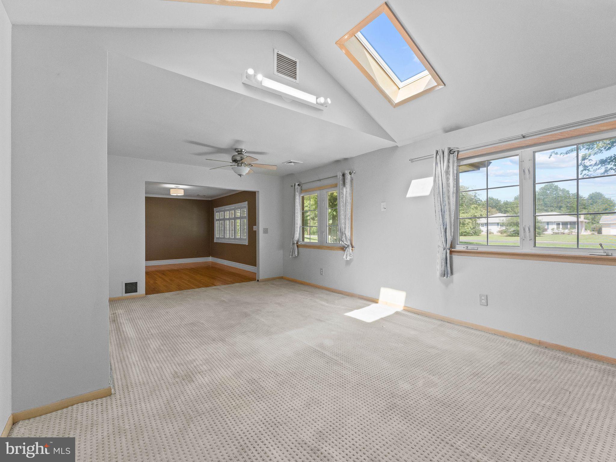 634 Union Road Vineland, NJ 08360 - Photo 7 of 35 Living room with vaulted ceiling