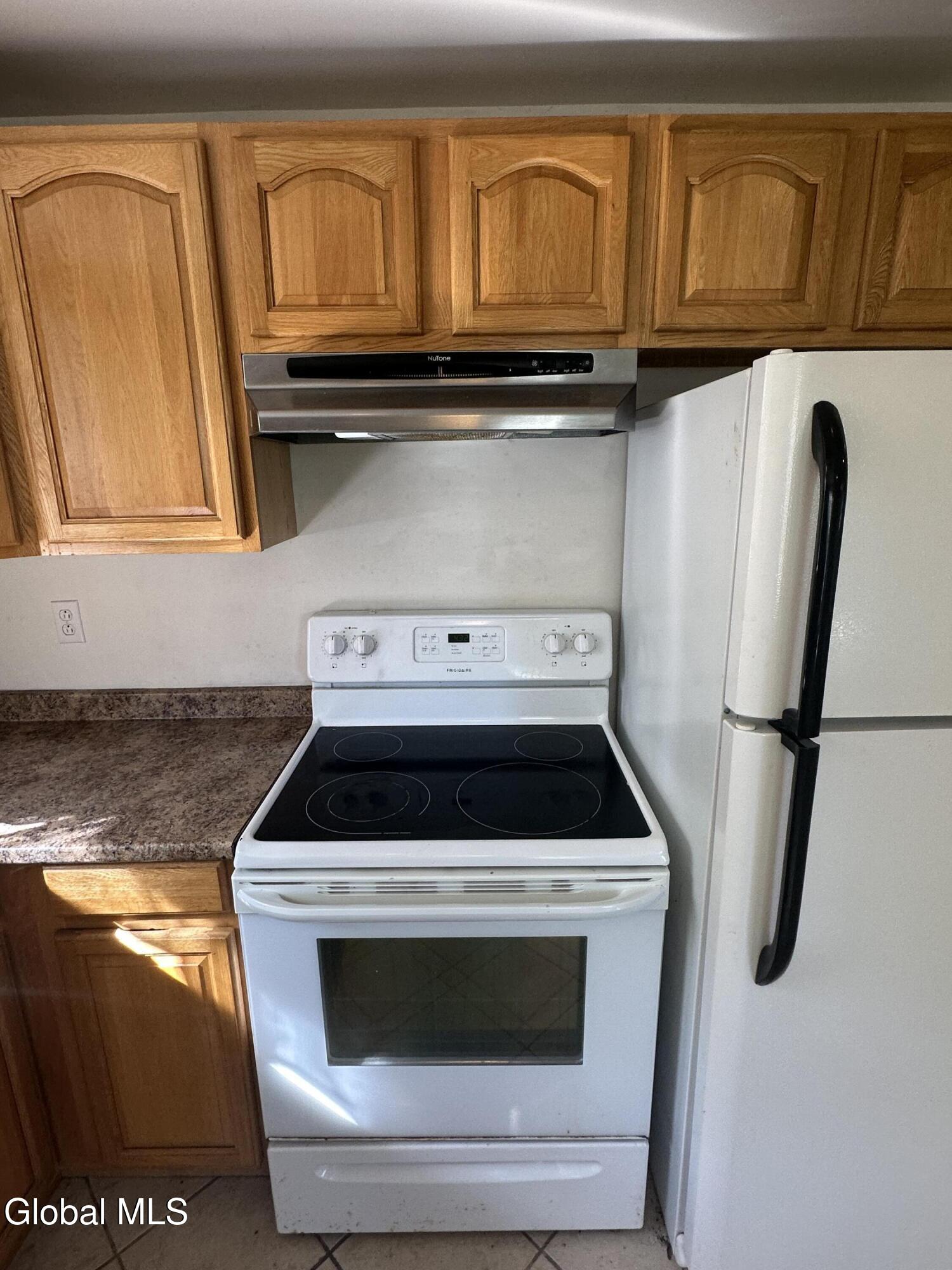 6963 Fuller Station Road Schenectady, NY 12303 - Photo 4 of 15 stove