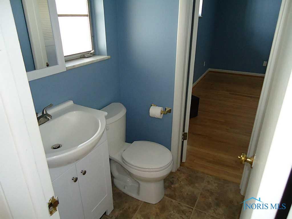 2416 Hempstead Road Toledo, OH 43606 - Photo 11 of 19 Full Bath.