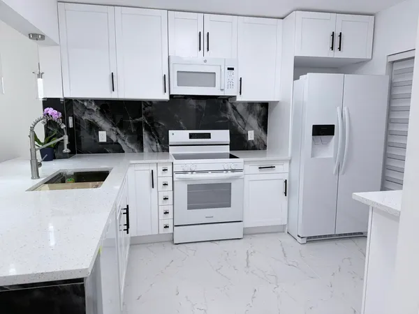 $2,600 | 300 East Club Circle, Unit 107, Boca Raton, FL 33487